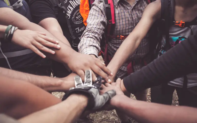 Collègues en canoë lors d'une activité de team building en Alsace